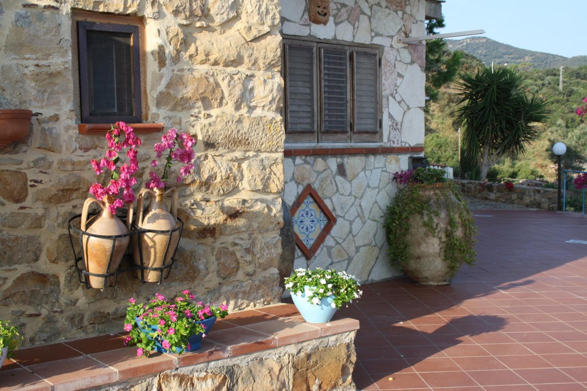 Camere & Case Vacanze Lo Scoglio Castel di Tusa Eksteriør billede