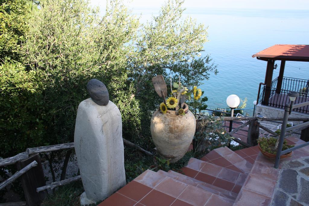Camere & Case Vacanze Lo Scoglio Castel di Tusa Eksteriør billede