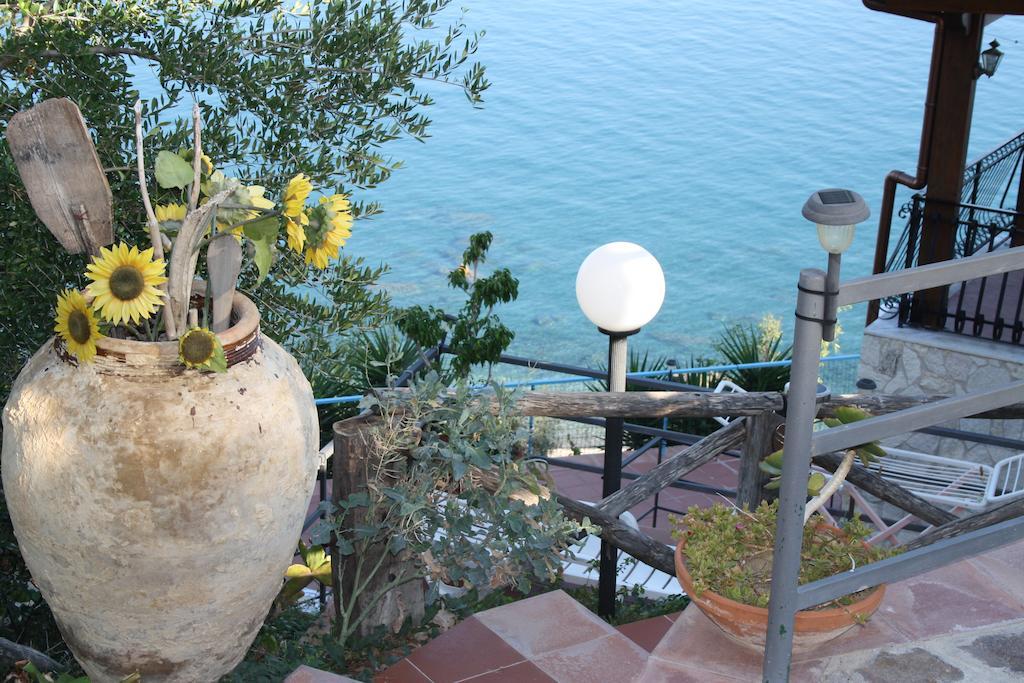 Camere & Case Vacanze Lo Scoglio Castel di Tusa Eksteriør billede