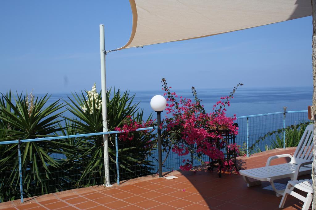 Camere & Case Vacanze Lo Scoglio Castel di Tusa Eksteriør billede