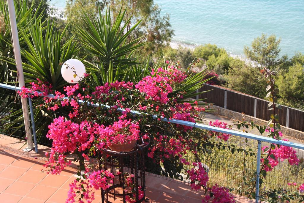Camere & Case Vacanze Lo Scoglio Castel di Tusa Eksteriør billede