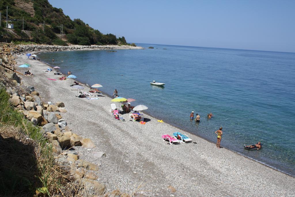 Camere & Case Vacanze Lo Scoglio Castel di Tusa Eksteriør billede