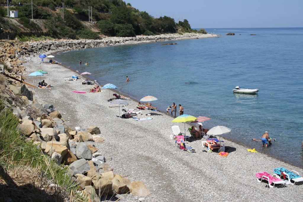 Camere & Case Vacanze Lo Scoglio Castel di Tusa Eksteriør billede
