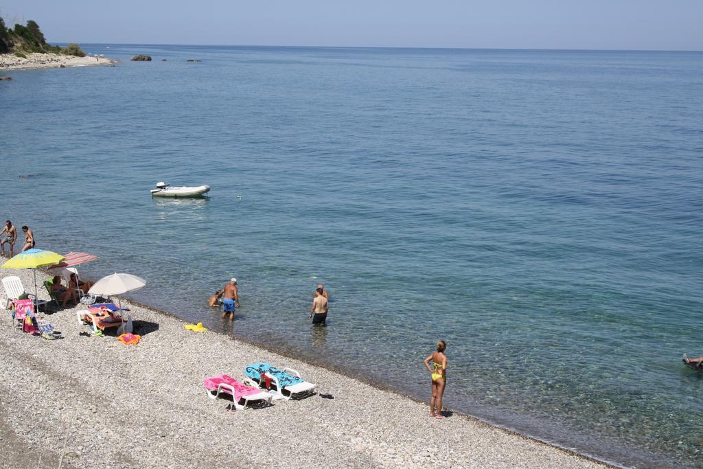 Camere & Case Vacanze Lo Scoglio Castel di Tusa Eksteriør billede