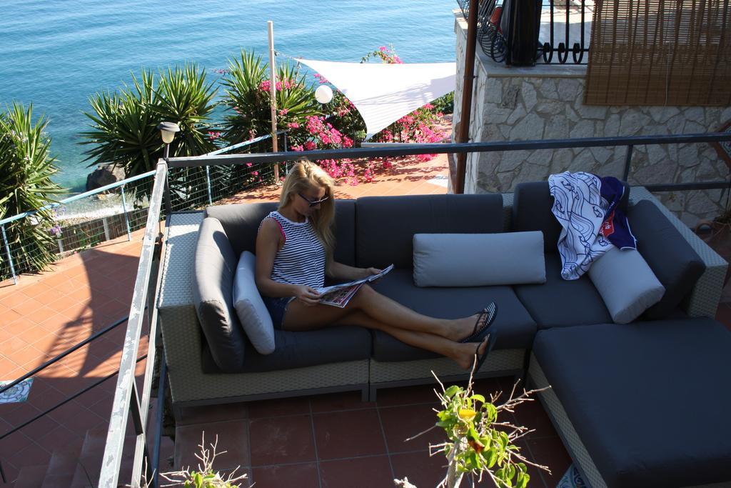Camere & Case Vacanze Lo Scoglio Castel di Tusa Eksteriør billede