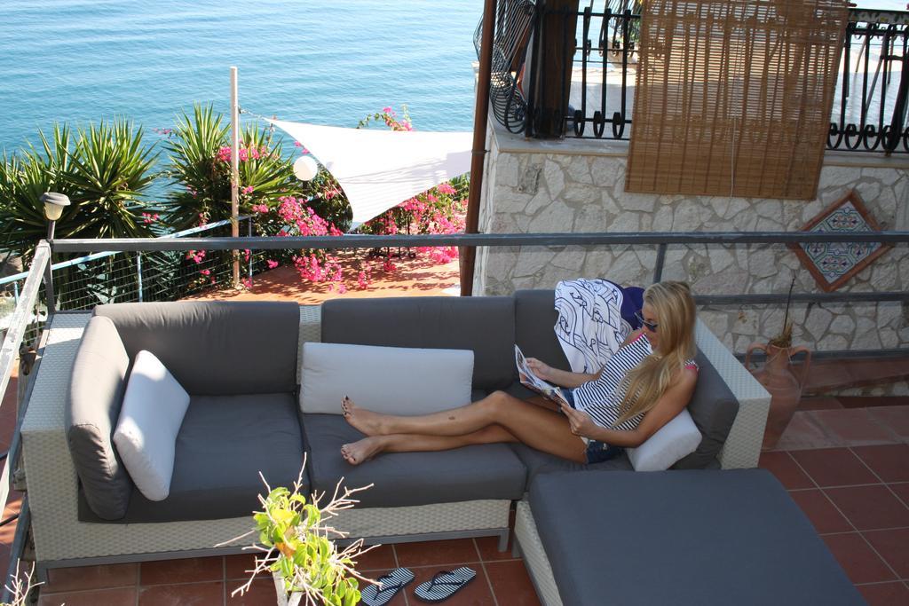Camere & Case Vacanze Lo Scoglio Castel di Tusa Eksteriør billede