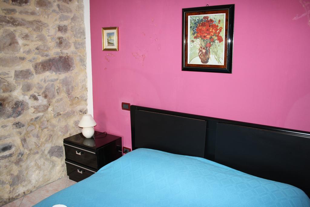 Camere & Case Vacanze Lo Scoglio Castel di Tusa Eksteriør billede