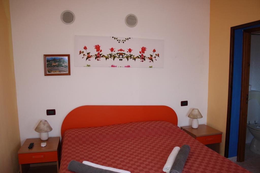 Camere & Case Vacanze Lo Scoglio Castel di Tusa Eksteriør billede