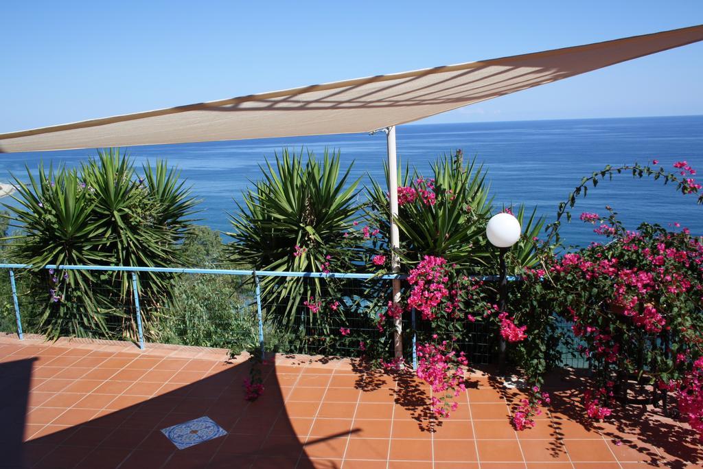 Camere & Case Vacanze Lo Scoglio Castel di Tusa Eksteriør billede