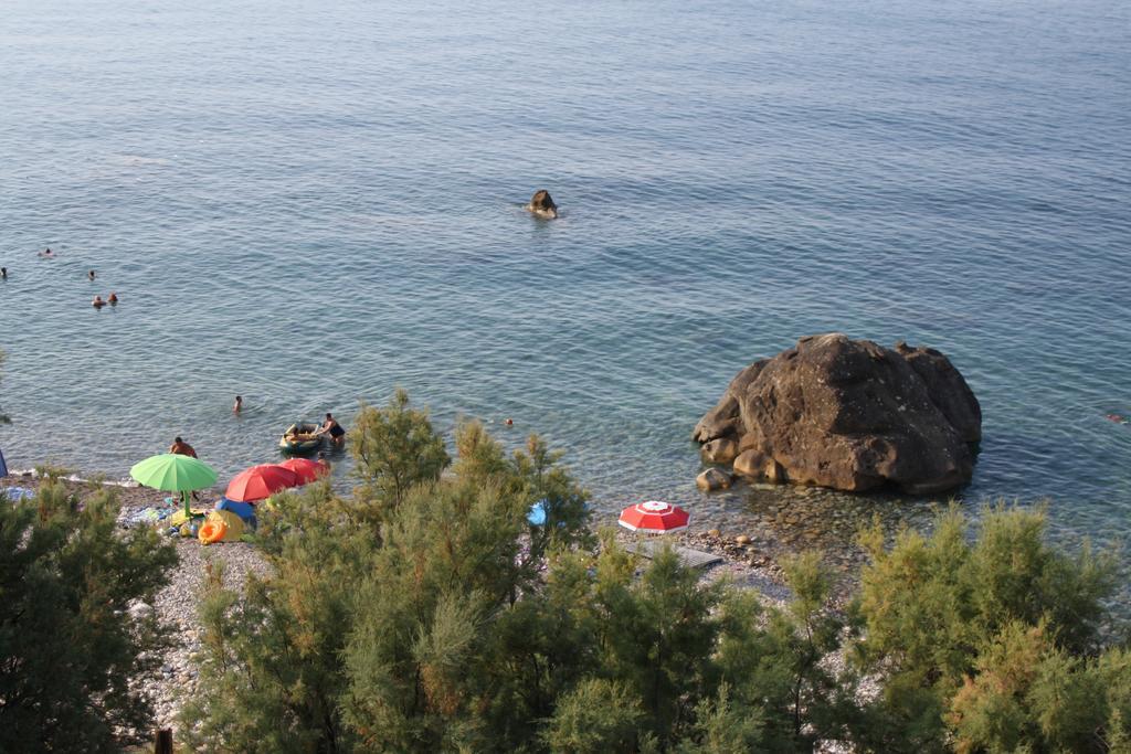 Camere & Case Vacanze Lo Scoglio Castel di Tusa Eksteriør billede