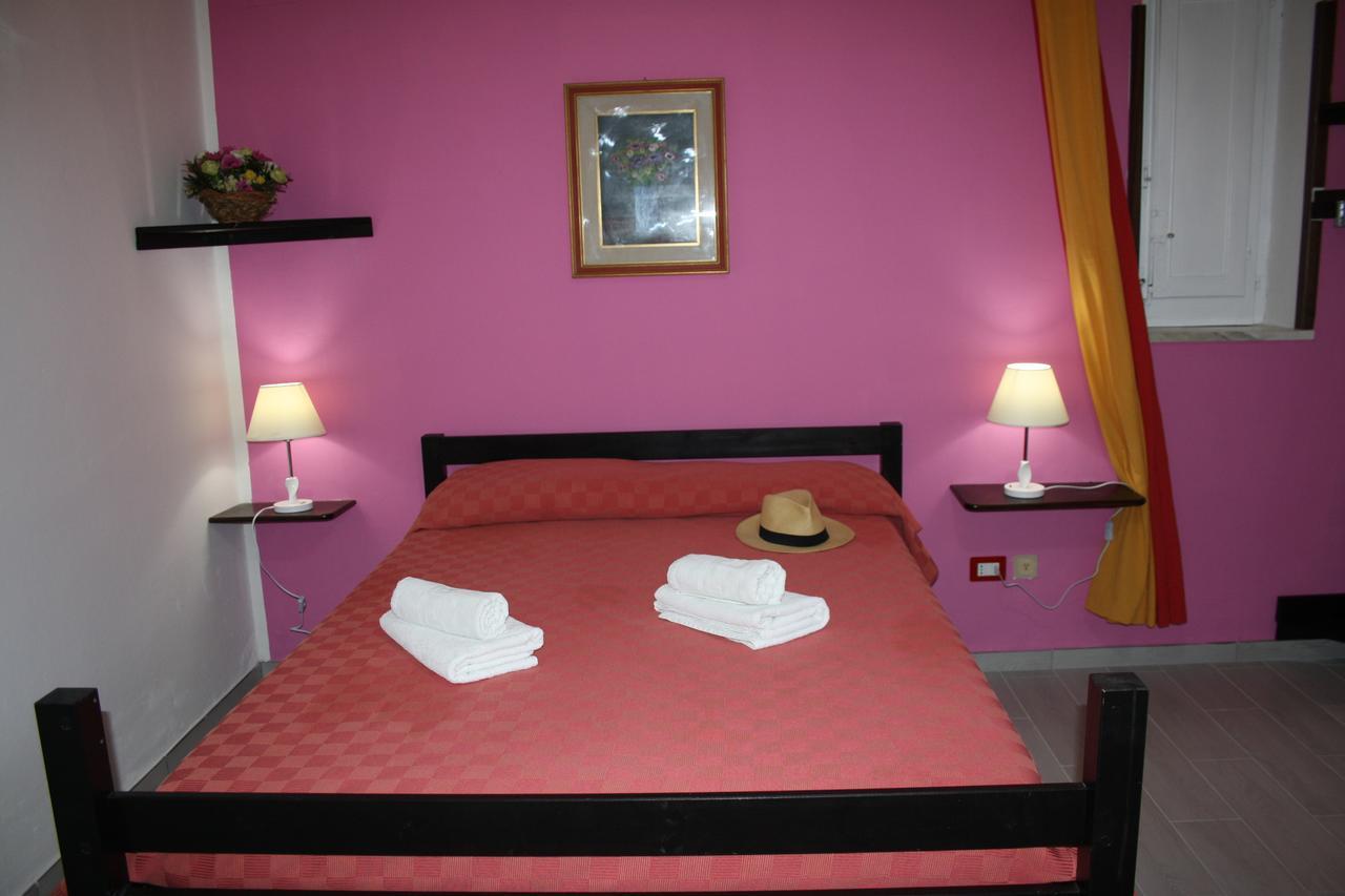 Camere & Case Vacanze Lo Scoglio Castel di Tusa Eksteriør billede