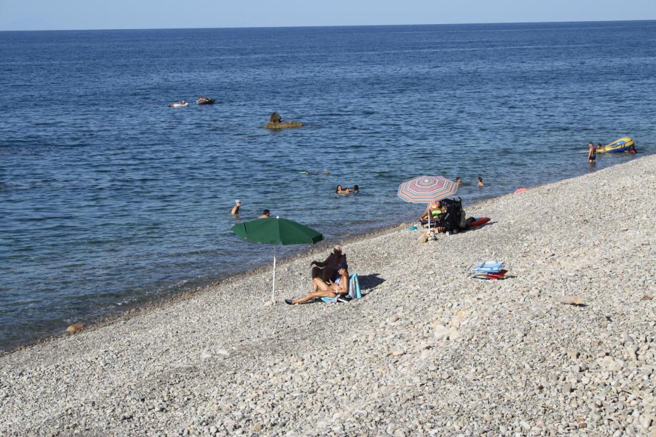 Camere & Case Vacanze Lo Scoglio Castel di Tusa Eksteriør billede