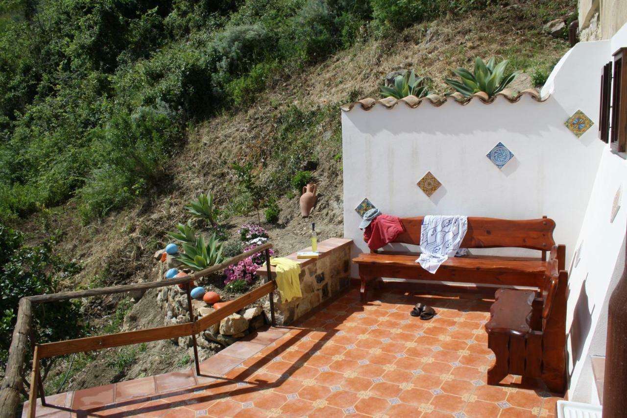Camere & Case Vacanze Lo Scoglio Castel di Tusa Eksteriør billede