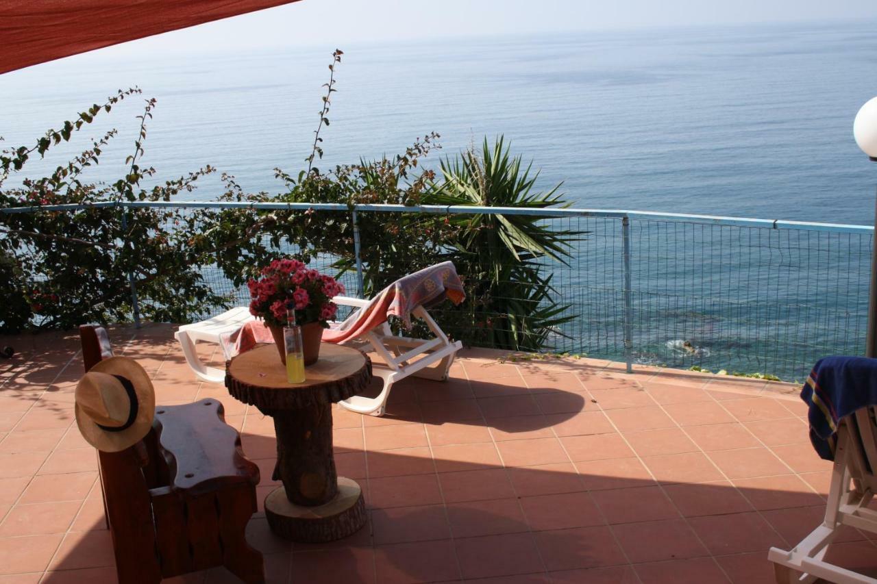 Camere & Case Vacanze Lo Scoglio Castel di Tusa Eksteriør billede
