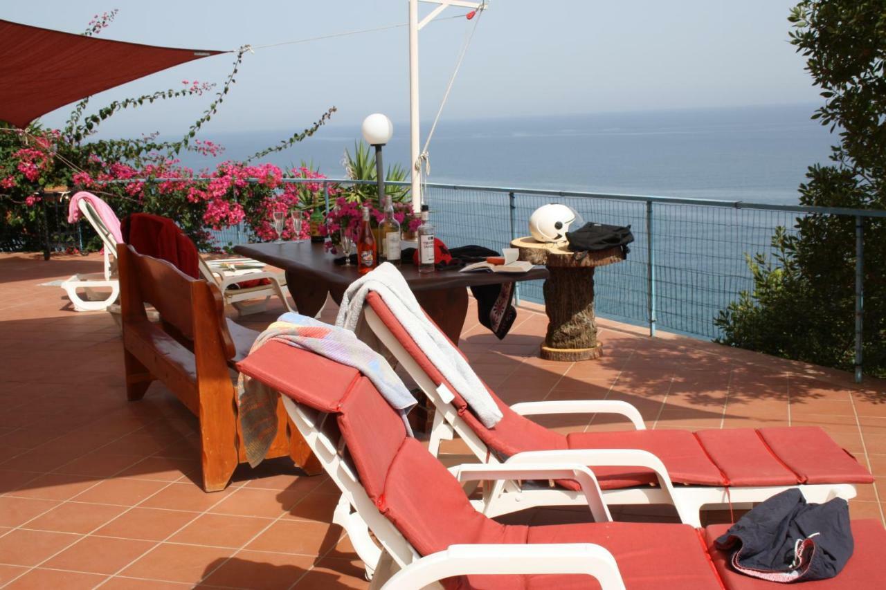 Camere & Case Vacanze Lo Scoglio Castel di Tusa Eksteriør billede