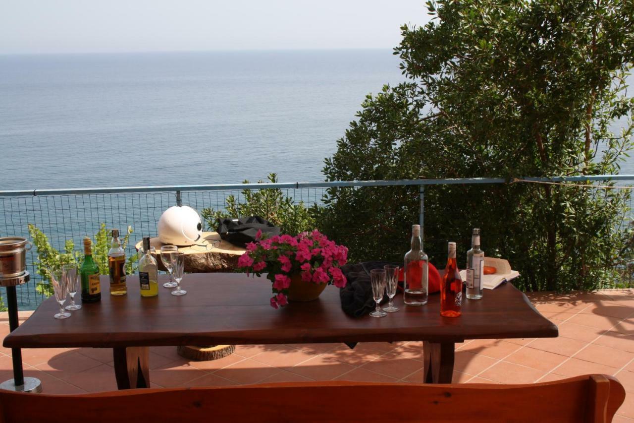Camere & Case Vacanze Lo Scoglio Castel di Tusa Eksteriør billede