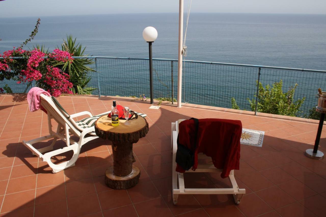 Camere & Case Vacanze Lo Scoglio Castel di Tusa Eksteriør billede